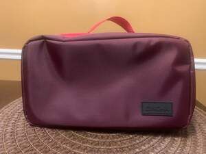 Cincha The Toiletry Bag in Merlot